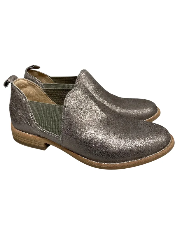 Flats with round toe practicality-Shoes Flats By Clarks In Gold, Size: 8