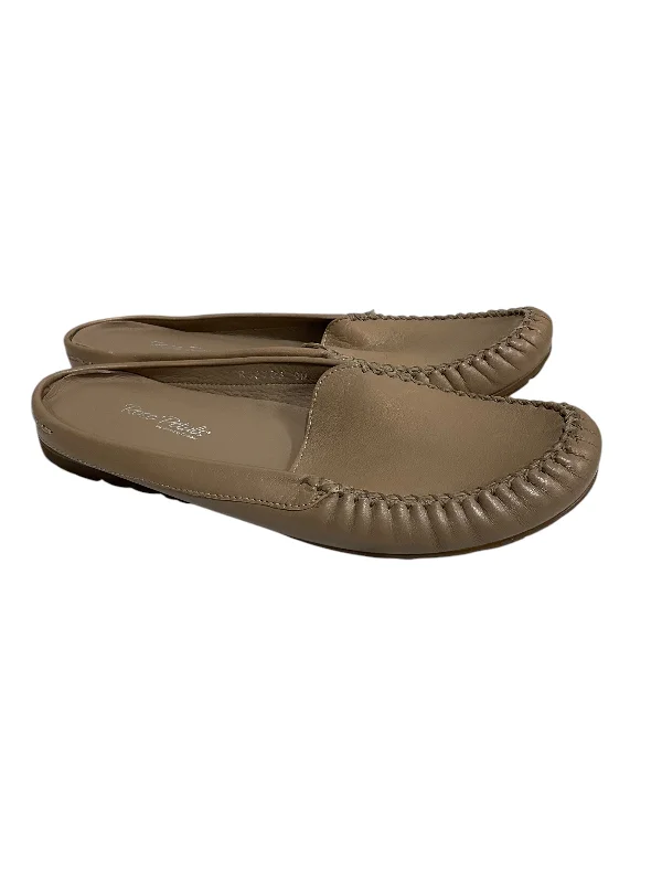 Flats with heavy canvas support-Shoes Flats By Clothes Mentor In Tan, Size: 9