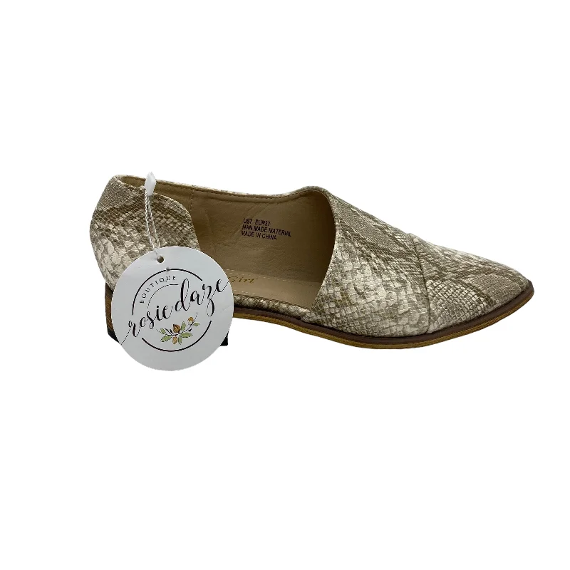 Flats with floral chic elegance-SNAKESKIN PRINT SHOES FLATS by CLOTHES MENTOR Size:7