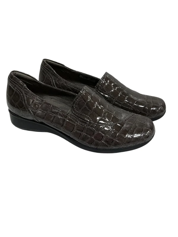 Flats with textured leather patterns-Shoes Flats By Clarks In Brown, Size: 9.5