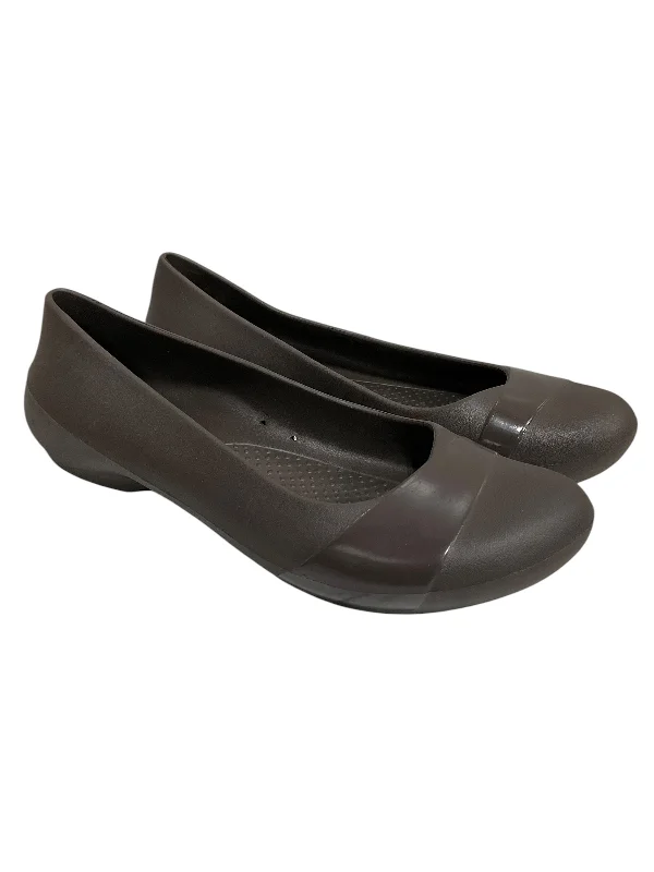 Flats with round toe classic look-Shoes Flats By Crocs In Brown, Size: 7