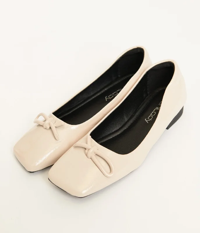 Flats with coral bold highlights-1960s Beige Bow Patent Leatherette Flats